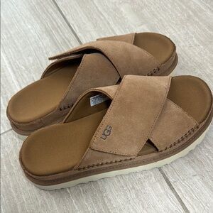 UGG Women’s Goldenstar Cross Slide Sandal